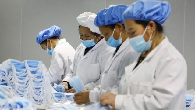 Para pekerja pembuat masker di sebuah pabrik di China
