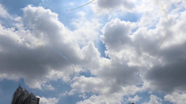 航空自衛隊在上空劃出奧運五環。
