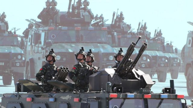 中国解放军在2017年8月的阅兵中展示军力。