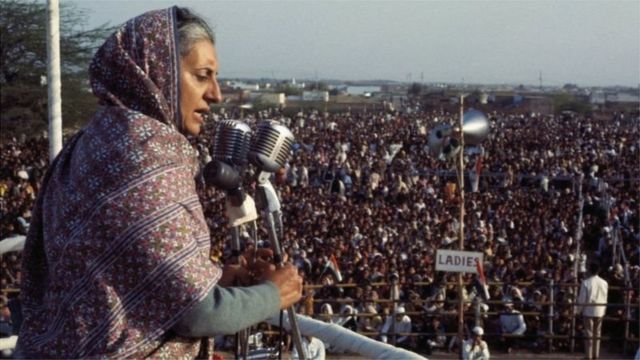 मार्च 1971 की इस तस्वीर में प्रधानमंत्री इंदिरा गांधी दिल्ली में एक रैली को संबोधित कर रही हैं