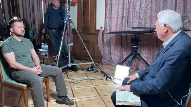 Zelensky durante la entrevista en Kyiv con John Simpson de la BBC.