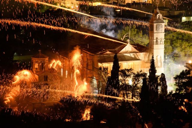La Iglesia Panaghia Erithiani es alcanzada por cohetes de los partidarios de la Iglesia Aghios Marko.