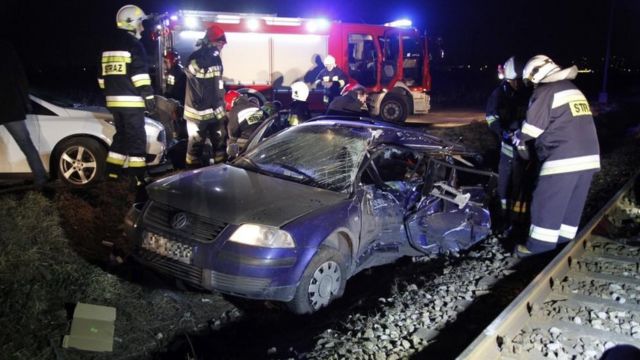 Внаслідок зіткнення автомобіля з потягом загинули четверо українців