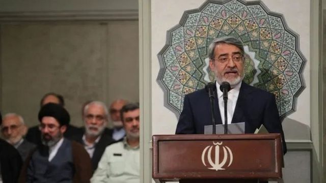 عبدالرضا رحمانی فضلی وزیر کشور ایران در حال گزارش به آیت الله علی خامنه ای؛ حسین اشتری فرمانده نیروی انتظامی و مجتبی خامنهای فرزند رهبر ایران در سمت چپ عکس دیده می شوند