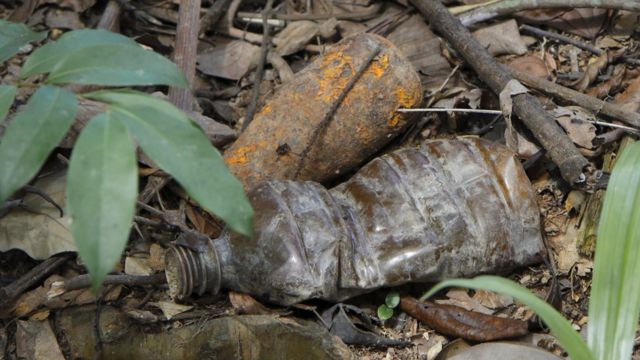 Artefacto amarillo junto a botella de plástico (Foto: Natalio Cosoy/ BBC Mundo)