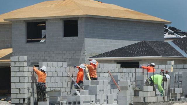 Trabajadores construyendo una vivienda en Miami.