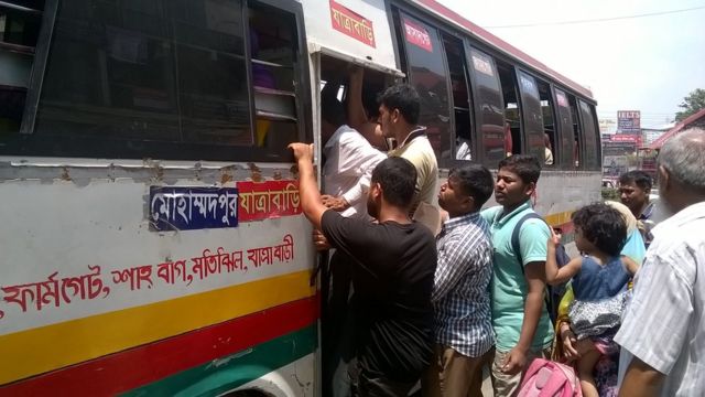 যাত্রীরা বাসে ওঠার চেষ্টা করছে।