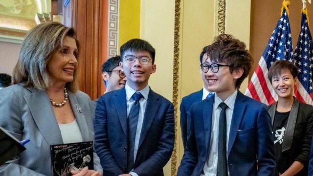 Jeffrey Ngo (thứ hai từ bìa phải) cùng Joshua Wong và ca sĩ Denis Ho gặp gỡ bà Nancy Pelosi để vận động ở Mỹ