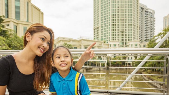Criança e mãe em Singapura, líder em ranking de educação