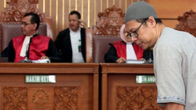 Pimpinan Jamaah Ansharut Daulah, memasuki ruang sidang PN Jakarta selatan pada tanggal 31 Juli 2018.