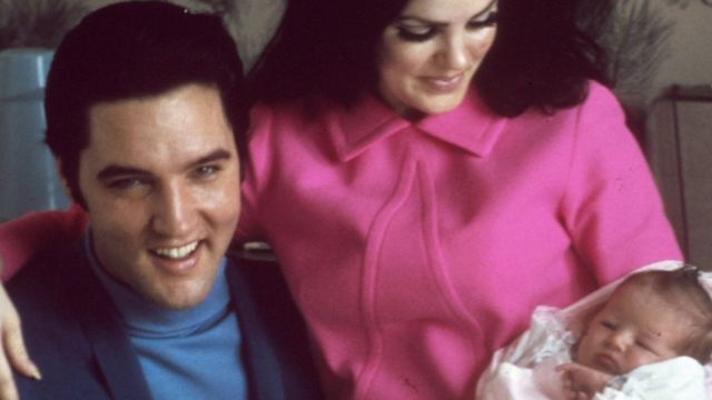 Elvis con su hija y su mujer