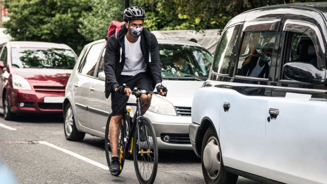 Ciclista en un atasco