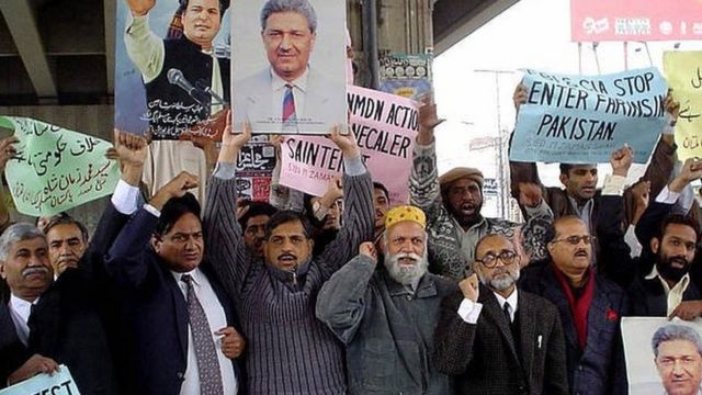عقب فرض الإقامة الجبرية على الدكتور خان شهدت باكستان مظاهرات تطالب بإطلاق سراحه