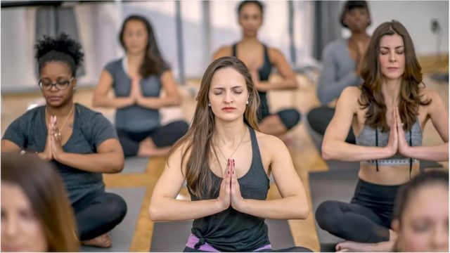 一些瑜伽中也有冥想和呼吸练习的部分(photo:BBC)