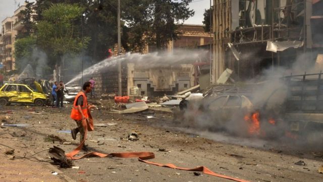 Umuriro hanze y'ibitaro bya al-Dabbeet nyuma y'ibitero bivugwa ko byagabwe n'inyeshyamba mu gace kagenzurwa na guverinoma ka Muhafaza muri Aleppo (03/05/2016)