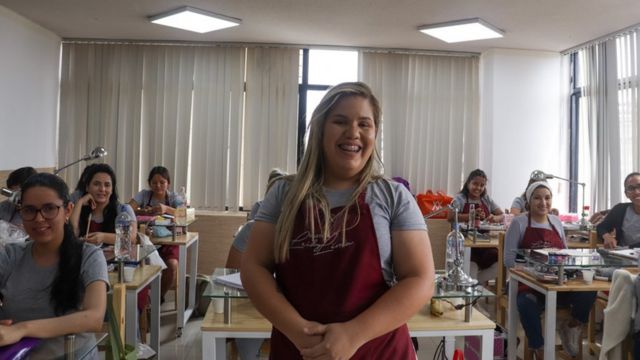 Leidy Lima y sus alumnas.