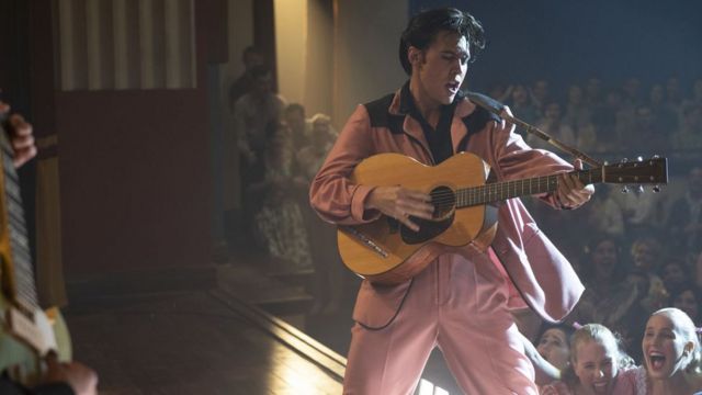 Cena do filme 'Elvis', com Austin Butler no papel do cantor no palco
