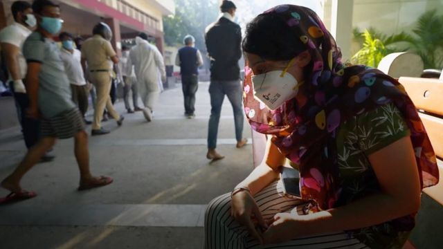 المرضى وأقاربهم في الهند يعانون بسبب اكتظاظ المستشفيات.