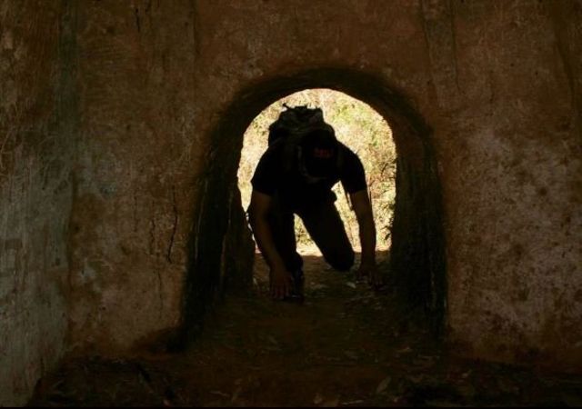 Un turista se arrastra por un túnel en El Salvador