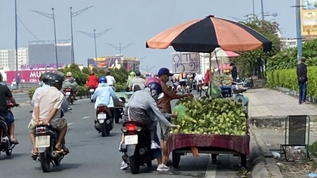 Xe đẩy bán trái cây dọc quốc lộ 22 ngày 7/11