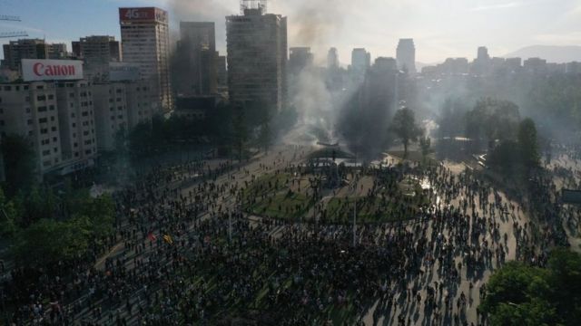 Disturbios durante las protestas en Plaza Italia, Santiago, en octubre de 2019.