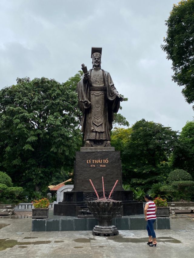 Ly Thai To statue