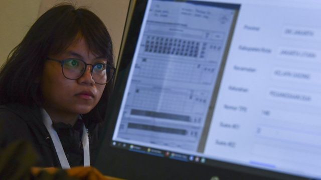 Pekerja memasukkan data hasil foto Formulir C1 pada "War Room Real Count" Tim Kampanye Nasional (TKN) pasangan Capres-Cawapres nomor urut 01 Jokowi - KH Ma'ruf Amin di Hotel Gran Melia, Jakarta.