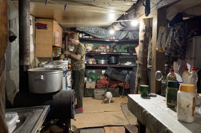 جندية أوكرانية تعد الطعام في مطبخ مؤقت بالقرب من الخطوط الأمامية