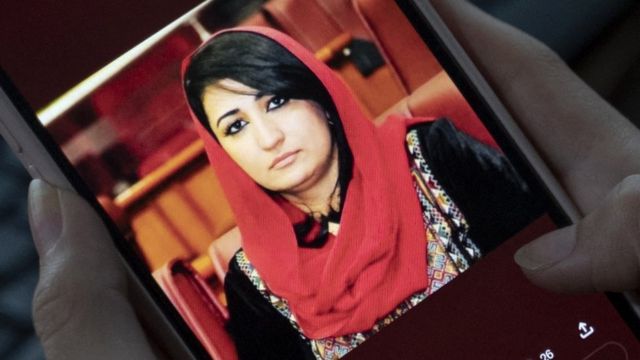 アフガニスタンの元女性議員、カブールの自宅で射殺される - BBCニュース