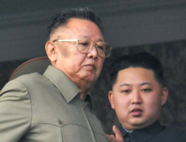 朝鲜前最高领导人金正日和其儿子金正恩（右）。