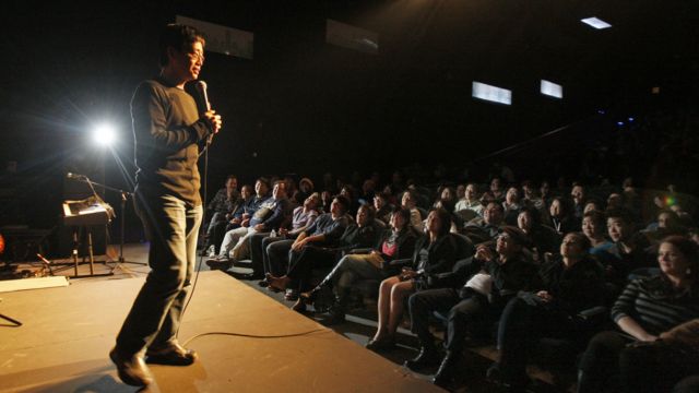 2010年12月3日，华裔喜剧演员黄西（Joe Wong）在美国某独立剧院表演。