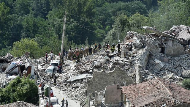 Le maire d'Amatrice a déclaré que "la moitié du village s'est écroulé".