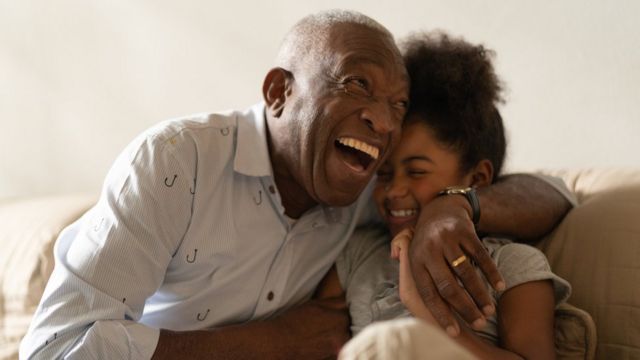 Un abuelo abraza a su nieta