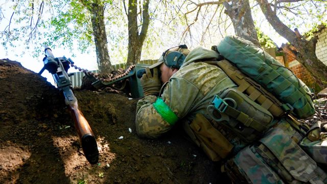 Phóng viên BBC và lính Ukraine nấp dưới hố