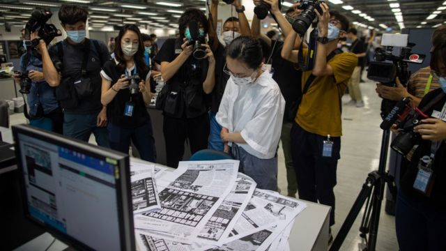 多名其他媒体记者在香港将军澳《苹果日报》报社内拍摄校对过程（17/6/2021）