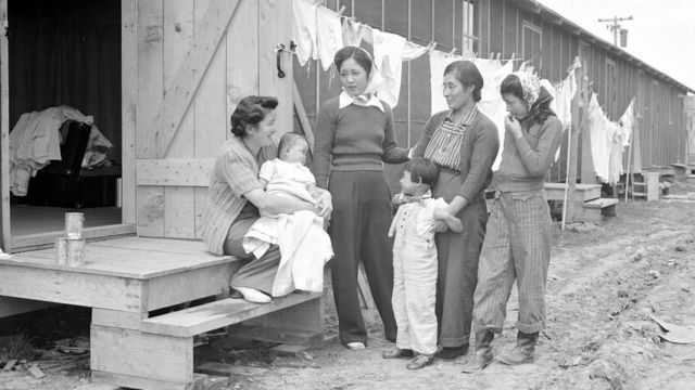 Pessoas de ascendência japonesa em um dos 'centros de reunião' em Salinas, Califórnia, onde ficaram temporariamente, antes de serem transferidas para campos de realocação