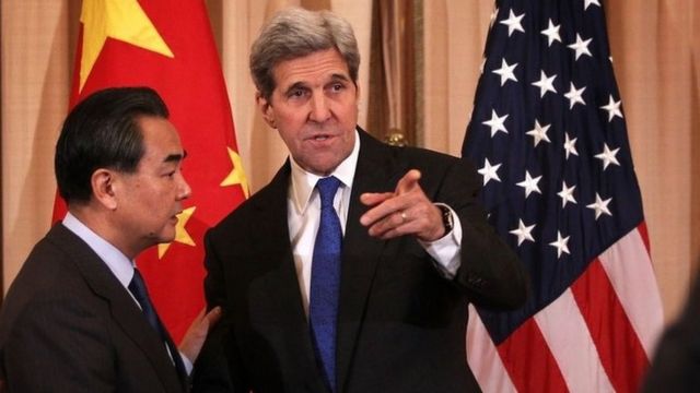中国の王外相(左)とケリー米国務長官(23日、ワシントン)