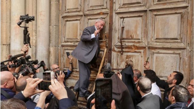 Momento de la apertura del Santo Sepulcro.