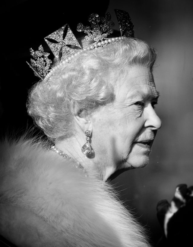 La Reina viaja por The Mall para asistir a la Apertura Estatal del Parlamento el 15 de noviembre de 2006 en Londres, Inglaterra.