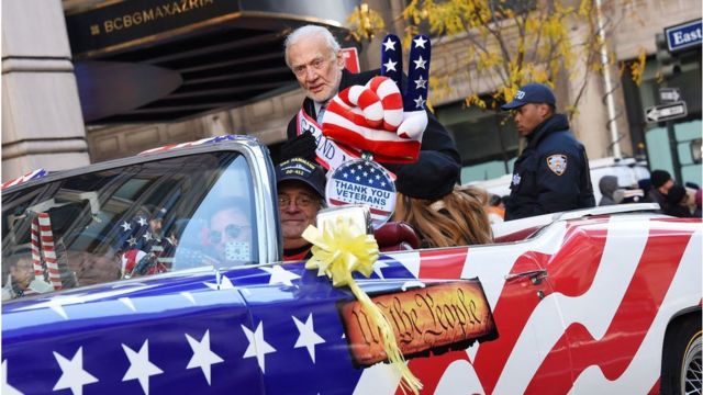 Aldrin en un auto convertible en el desfile del Día del veterano de guerra.