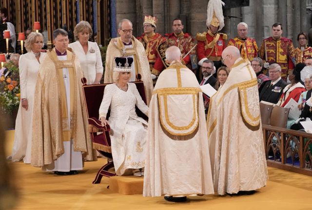 Kraliçe Camilla törende Kraliçe Mary'nin tacını giydi