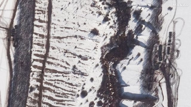 Hình ảnh vệ tinh cho thấy dường như xuất hiện thêm xe bọc thép và vũ khí gần thị trấn Valuyki (Nga)