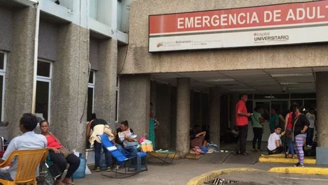 En el Hospital Universitario de Maracaibo los familiares de los pacientes deben esperar afuera, en el calor.