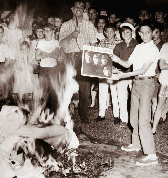Возмущенные веруюющие сжигают пластинки "Битлз" после публикации неосторожного высказывания Леннона о Христе