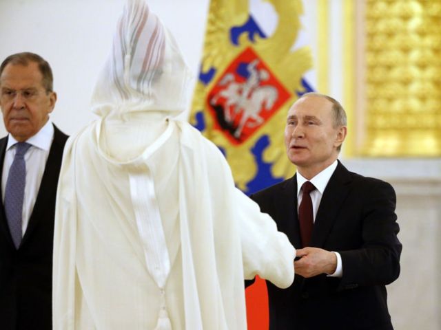 الرئيس الروسي فلاديمير بوتين لدى استلامه أوراق اعتماد السفير المغربي في موسكو مطلع عام 2020