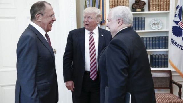 ترامب خلال لقائه بوزير الخارجية الروسي والسفير الروسي لدى واشنطن في البيت الأبيض