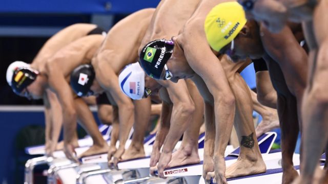 Michael Phelps con otros nadadores en las eliminatorias para la prueba de 200 metros combinados.