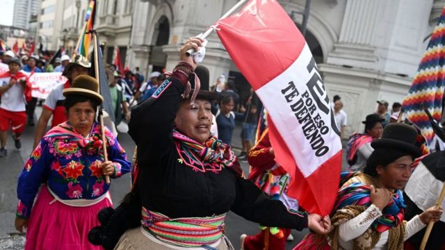 Manifestantes peruanos com bandeira