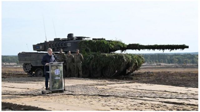 Thủ tướng Đức Olaf Scholz - hình chụp năm ngoái - đã chịu áp lực từ quốc tế trong việc gửi xe tăng Leopard 2 cho Ukraine