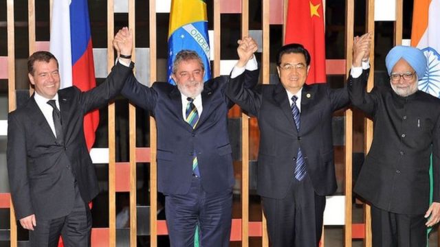 Lula em 2009 com líderes dos BRICS